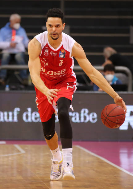 以微弱优势 以微弱优势